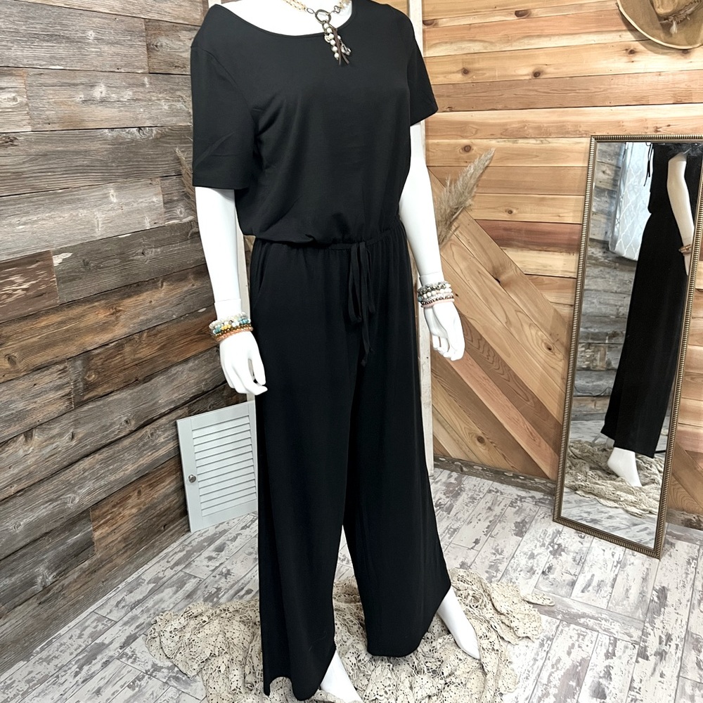 Jumpsuit Elastic Waist Back Keyhole in black!